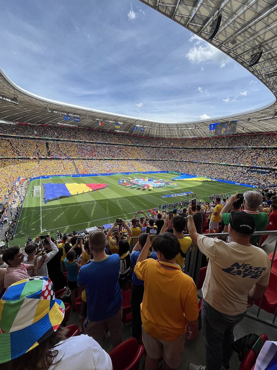 乐玩 · 看台人群（资料示意）